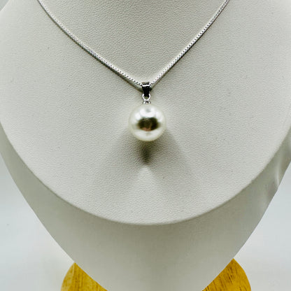 Chic Pearl Pendant Necklace