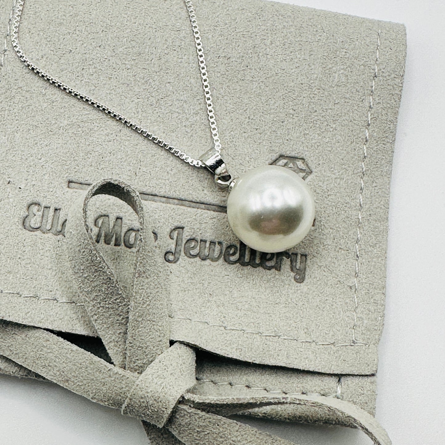 Chic Pearl Pendant Necklace