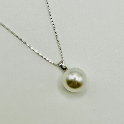 Chic Pearl Pendant Necklace