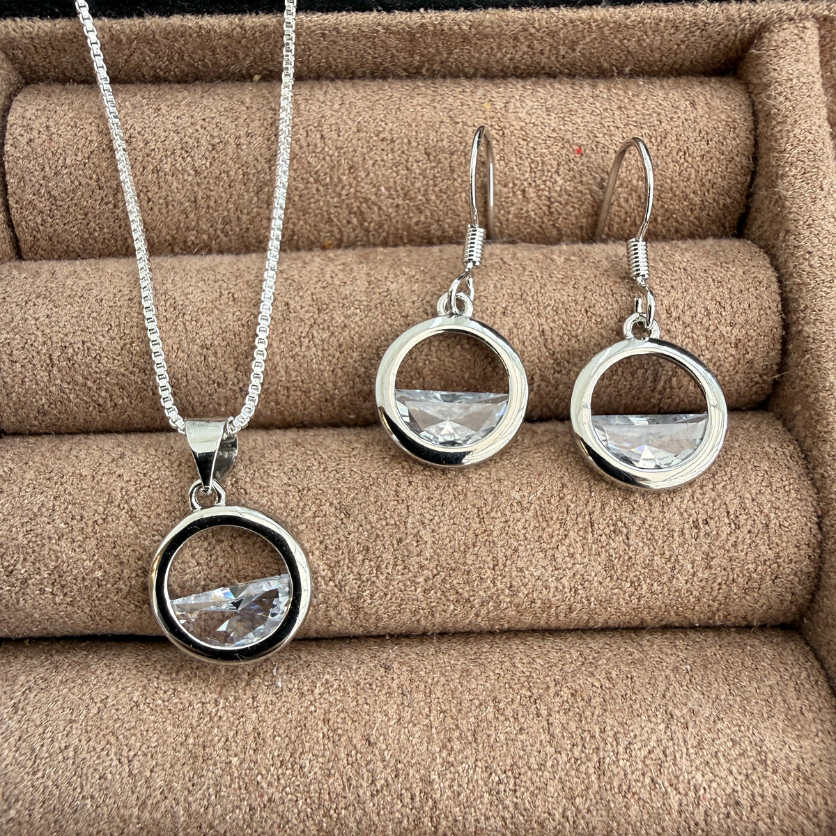 Silver Horizon Pendant and earrings